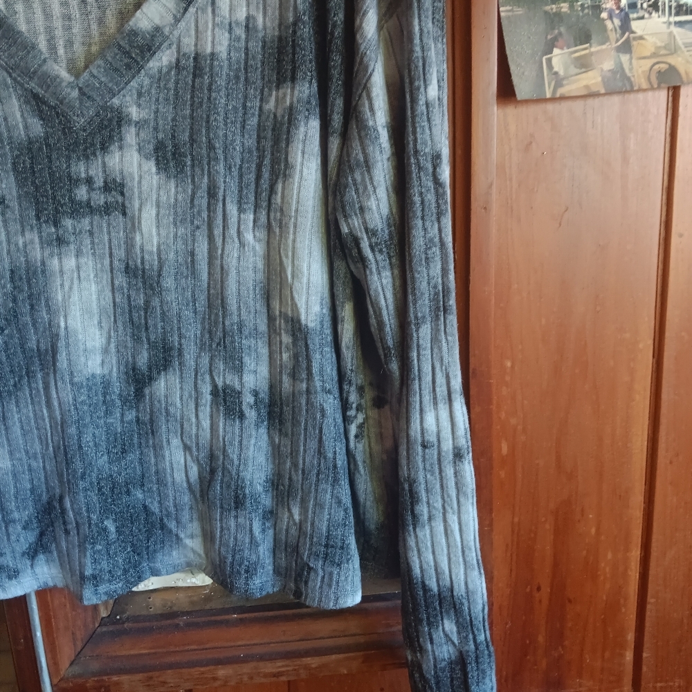 PINK Victoria's Secret Ribbed V-Neck Long Sleeve Top in Black and Gray Tie-Dye - Picture 5 of 6